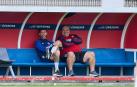 David García, sentado en el banquillo junto a Cata, viendo el entrenamiento de sus compañeros