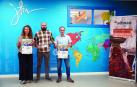De izda a dcha: Annalisa Lenti (Alboan), Ignacio Aranzadi (Centro Loyola) y Carlos Moraza (Colegio San Ignacio, Jesuitas, de Pamplona), ayer junto al cartel sobre la jornada solidaria. 	José Carlos Cordovilla