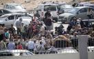 Palestinos esperan para cruzar a Egipto, en el paso fronterizo de Rafah