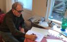 El investigador Gustav Henningsen firma la cesión de su fondo bibliográfico a la UPNA