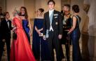 El príncipe Christian de Dinamarca, en el centro, junto a sus padres, hermanos y abuela, la reina Margarita, en la cena de gala por su 18 cumpleaños