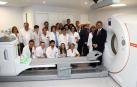 El ministro de Sanidad en funciones, José Manuel Miñones, posa con personal sanitario durante su visita al Hospital Universitario de Navarra con motivo del Día contra el Cáncer de Mama