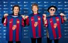 Fotografía facilitada por el FC Barcelona de los miembros de los Rolling Stones: Mick Jagger (c), Keith Richards (d), y Ronnie Wood (i), con las camisetas con el logotipo de la lengua y los labios de los Rolling Stones