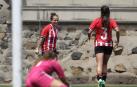 Patri Zugasti celebra con Naia Landaluze un gol frente al Tenerife en pretemporada.