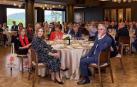 Alberto Jiménez Mutiloa ( a la derecha) en la mesa del premio, con su familia y con miembros de Adefan