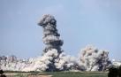 Una gran columna de humo se levanta desde Ciudad de Gaza tras un bombardeo israelí