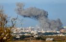 Una columna de humo se eleva en l Franja de Gaza tras los últimos ataques