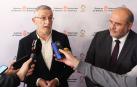 Los consejeros Félix Taberna (izda.) y José Luís Martínez Guijarro comparecen ante los medios tras el encuentro
