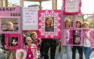 En conmemoración al Día Contra el Cáncer de Mama (19 de octubre) se ha celebrado un minuto de silencio en la Plaza del Castillo. La asociación Saray también ha instalado una carpa informativa en esta misma plaza.