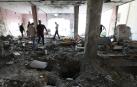 Varias personas en el interior de la mezquita de Al-Ansar tras el bombardeo israelí