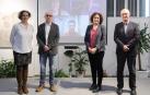 De izquierda a derecha: la directora de la ANADP, Inés Francés, el director general del Observatorio de la realidad Social, Txerra García de Eulate, la consejera Maeztu y el director general de Protección Social y Cooperación al Desarrollo, Andrés Carbonero. En las pantallas traseras, profesionales de Finlandia