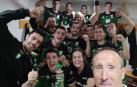 La plantilla de Helvetia Anaitasuna celebra su victoria contra Fertiberia Puerto Sagunto
