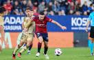 Moi Gómez, que reapareció ante el Granada, conduce el balón