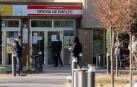 Varias personas en las inmediaciones de una oficina de empleo de Madrid