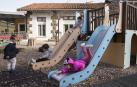 Unos niños juegan en los columpios del patio de recreo de una escuela infantil de Pamplona