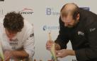 Gorka Aguinaga y David Sánchez, del Iruñazarra, preparan los pinchos 'Ondarmendi' en el Campeonato de Euskalherria
