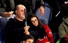 Alfredo y Elisabeth, aficionados rojillos durante el Osasuna-Granada