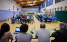 Parte de los asistentes a la asamblea constituyente de la cooperativa energética industrial. En la mesa presidencial, de espaldas desde la derecha: Montse Guillén, ingeniera del Ayuntamiento de  Aranguren; Uxue Itoiz, del departamento de Desarrollo Económico; el alcalde Manuel Romero y Juan Alonso, presidente de la cooperativa