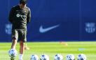 Xavi Hernández controla un balón durante la sesión de este martes 24 de octubre en las instalaciones Joan Gamper