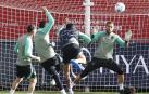 El meta Jan Oblak observa el remate de sus compañeros durante el entrenamiento de este martes, 24 d eoctubre