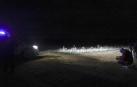 Un vehículo de la Guardia Civil en las inmediaciones del lugar en el que una joven ha muerto tras ser atacada este lunes por perros de pastoreo en un camino de concentración que une las localidades zamoranas de Roales del Pan y La Hiniesta, en el alfoz de Zamora