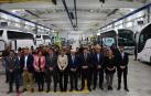 Autoridades, responsables de Sunsundegui y de Volvo y trabajadores posan en la planta de Alsasua