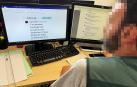 Un agente de la Guardia Civil revisa los mensajes de un caso de estafa del amor