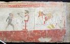 Juegos de gladiadores (a la derecha un combate armado, y a la izquierda un combate de boxeo entre un blanco y un negro al son del aulós) en honor de un difunto. Fresco de tumba lucana en el Museo Arqueológico Nacional de Paestum