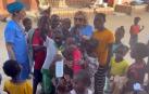 Un grupo de niños de la ciudad senegalesa de Saint Louis ha protagonizado un vídeo en el que cantan y animan a Osasuna. En compañía de dos cooperantes sanitarias navarras de la ONG Hope&Progress, dirigida por el doctor Carlos Bardají, los menores sonríen mientras entonan el ‘Osasuna nunca se rinde’.