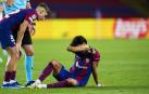 Fermin López (izda.), destacado en el choque culé de Champions, se preocupa por Joao Felix, que terminó el encuentro tocado y es duda para el clásico