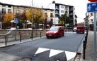 Un vehículo cruza por el tramo elevado para peatones de la calle García Ximénez
