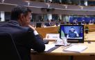 El presidente del Gobierno español, Pedro Sánchez, atiende a las palabras del líder ucrania no Volodimir Zelenski durante la cumbre de jefes de estado y gobierno de la UE