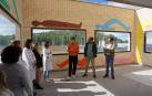 Diego Blasco, en el centro y ante varias figuras de su mural, explica su obra durante su presentación
