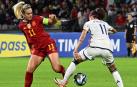 La capitana de la selección española, Alexia Putellas, controla el balón ante una rival