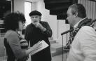 Johanna Moya, junto a los actores Toño Esparza (con boina) y Gorka Barandiaran, durante un ensayo de la obra 'El aire entre las hojas'