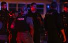 Policías estadounidenses en el lugar en el que se encontró el cuerpo de Robert Card, el sospechoso del tiroteo masivo en Maine