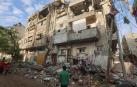 Niños palestinos frente a una casa destruida en Khan Yunis, en el sur de la Franja de Gaza, en medio de las batallas en curso entre Israel y el grupo palestino Hamás y el bloqueo de comunicaciones provocado por el ejército israelí