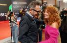 El director de la Seminci, José Luis Cienfuegos, felicita a la directora Laura Ferrés, tras la lectura del palmarés en la que su película 'La imagen permanente' ha obtenido la Espiga de Oro