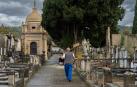 El cementerio se pone a punto estos días para las visitas que registrará de cara a la festividad de Todos los Santos.