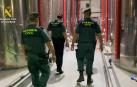 Agentes de la Guardia Civil, en el el interior de una almazara de Carcabuey donde se cometió el robo de aceite