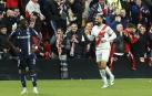 El jugador del Rayo Vayecano "Bebé" celebra el gol marcado en el último minuto.
