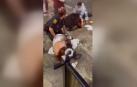 Una agente de policía atiende a una de las heridas en una imagen extraída de un vídeo tras el tiroteo