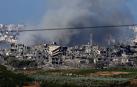 El humo de los bombardeos del ejército israelí se eleva sobre Gaza, visto desde el sur de Israel