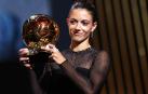 Aitana Bonmatí posa con el trofeo tras la gala de este lunes, 30 de octubre