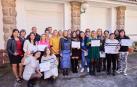 La alcaldesa Cristina Ibarrola, tras el acto de entrega de diplomas, junto a las participantes y profesionales municipales