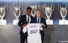 Vinicius Jr. junto a Florentino Pérez posan con una camiseta con el año 2027, fecha hasta la que ha renovado el jugador