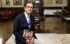 Ricardo Fernández Gracia posa el lunes con la publicación, descargable en la web de la Cátedra