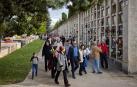 Fotos de la celebración de Todos los Santos en el cementerio de Pamplona. /