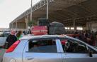 Un grupo de personas espera para abandonar la Franja de Gaza a través del paso de Rafá, en la frontera con Egipto