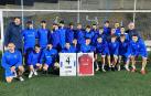 La plantilla del Fuentes de Ebro y el cuerpo técnico, este jueves 2 de noviembre antes de empezar su entrenamiento con las camisetas de Luismi y de Osasuna.